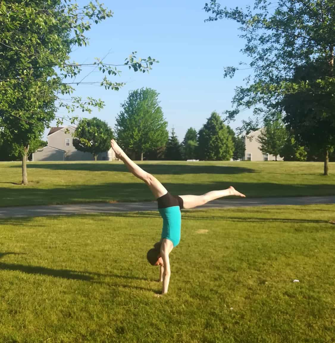 handstand_split_outside